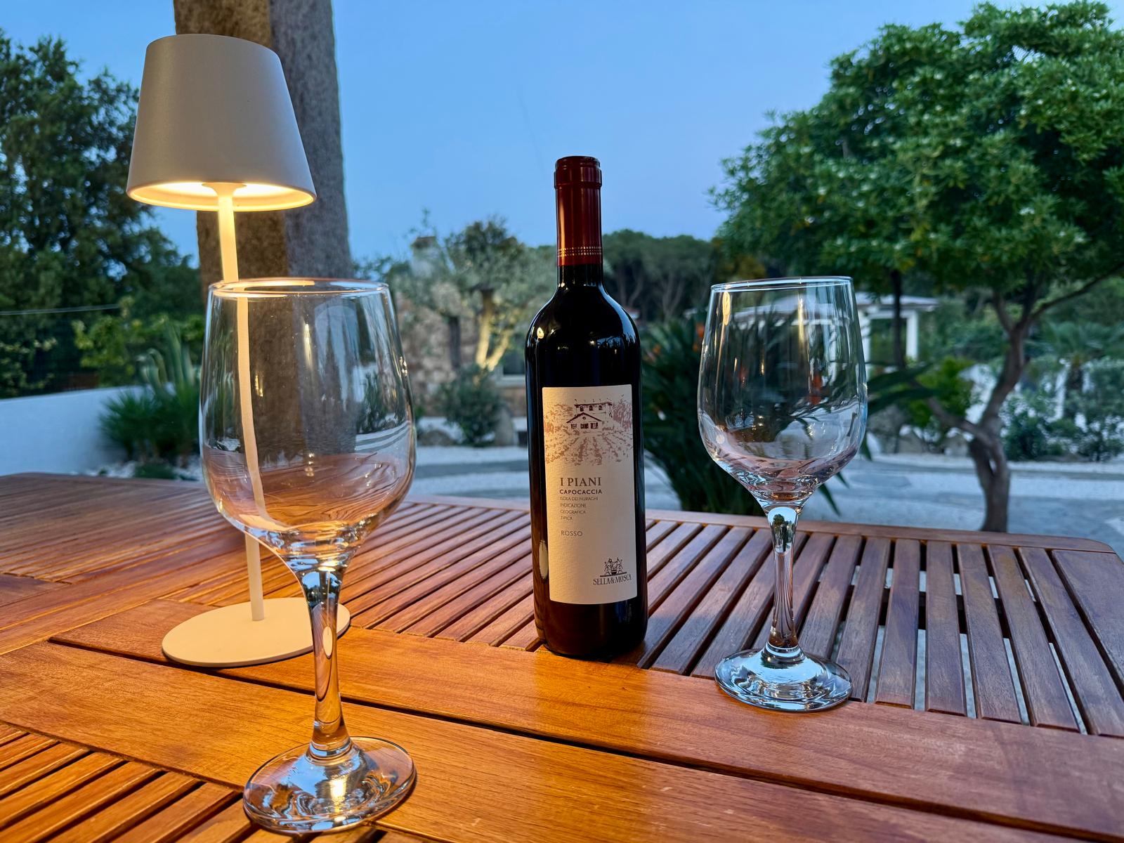 Tavolo sulla veranda di Villa Peru al tramonto